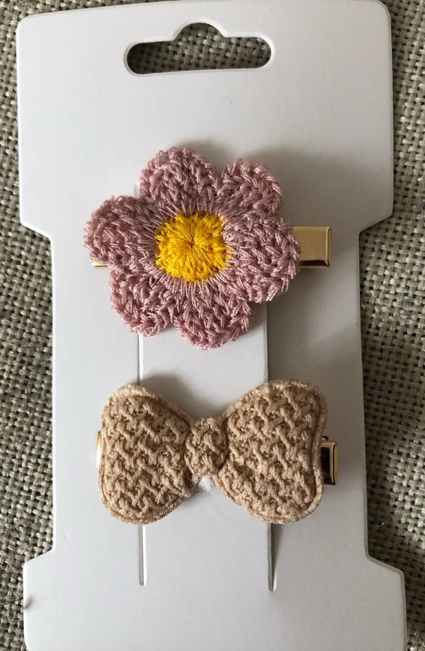 🌸 Voici les Barrettes Tricotées – Des Nœuds et des Fleurs Plein les Cheveux ! 🎀