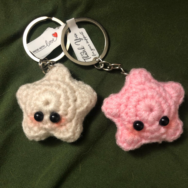 Duo d’étoiles crochetées – Douceur & magie éco-responsable