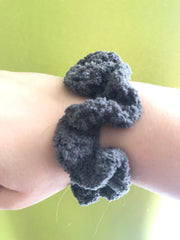 Chouchou Fluffy au Crochet - Accessoire Cheveux Doux et Tendance