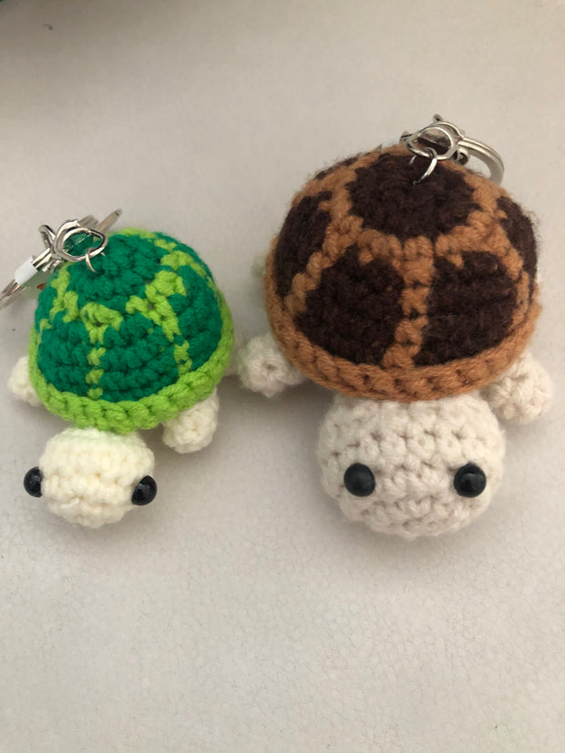 Petite tortue crochetée – Peluche douce & colorée 🐢💚