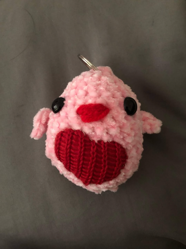 Pingouin Rose – La peluche cœur tendre au crochet