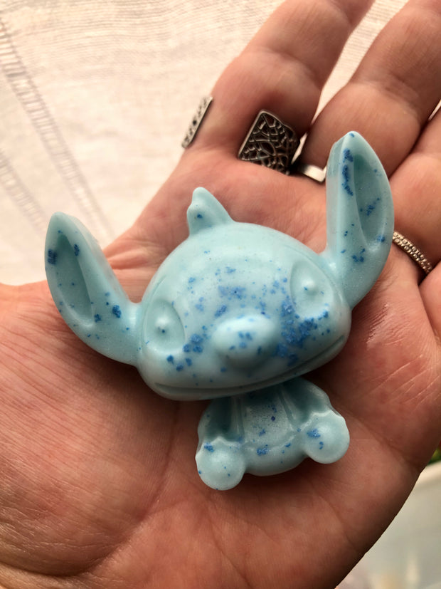 Savon Stitch artisanal – Mignon, doux & hydratant 🧼💙